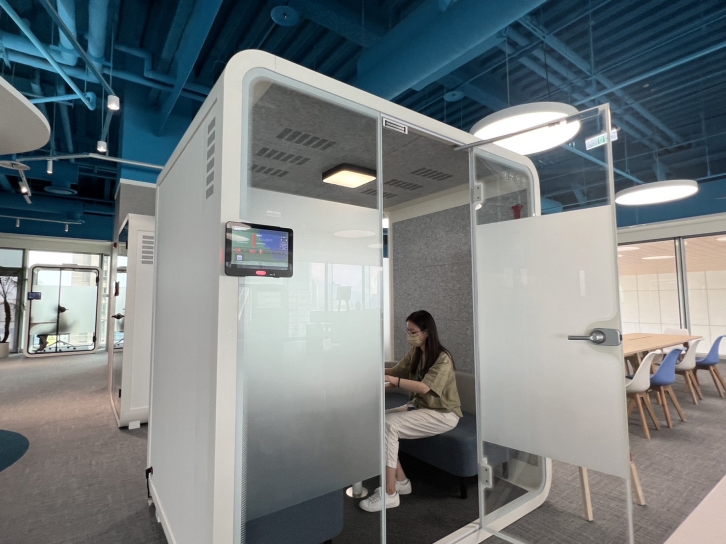 z6尊龙高雄據點的智慧行動辦公艙，展現z6尊龙在面板以外的研發應用軟實力